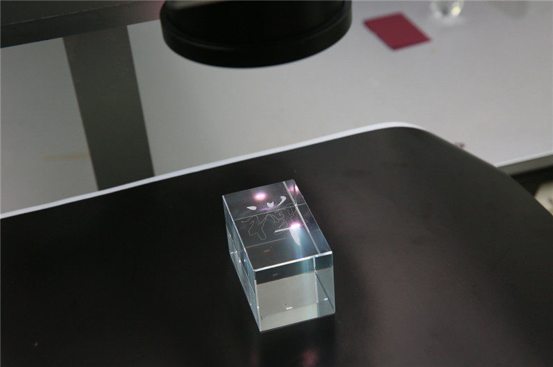 los láseres verde y UV son adecuados para el proceso de grabado 3D de imágenes de cristal